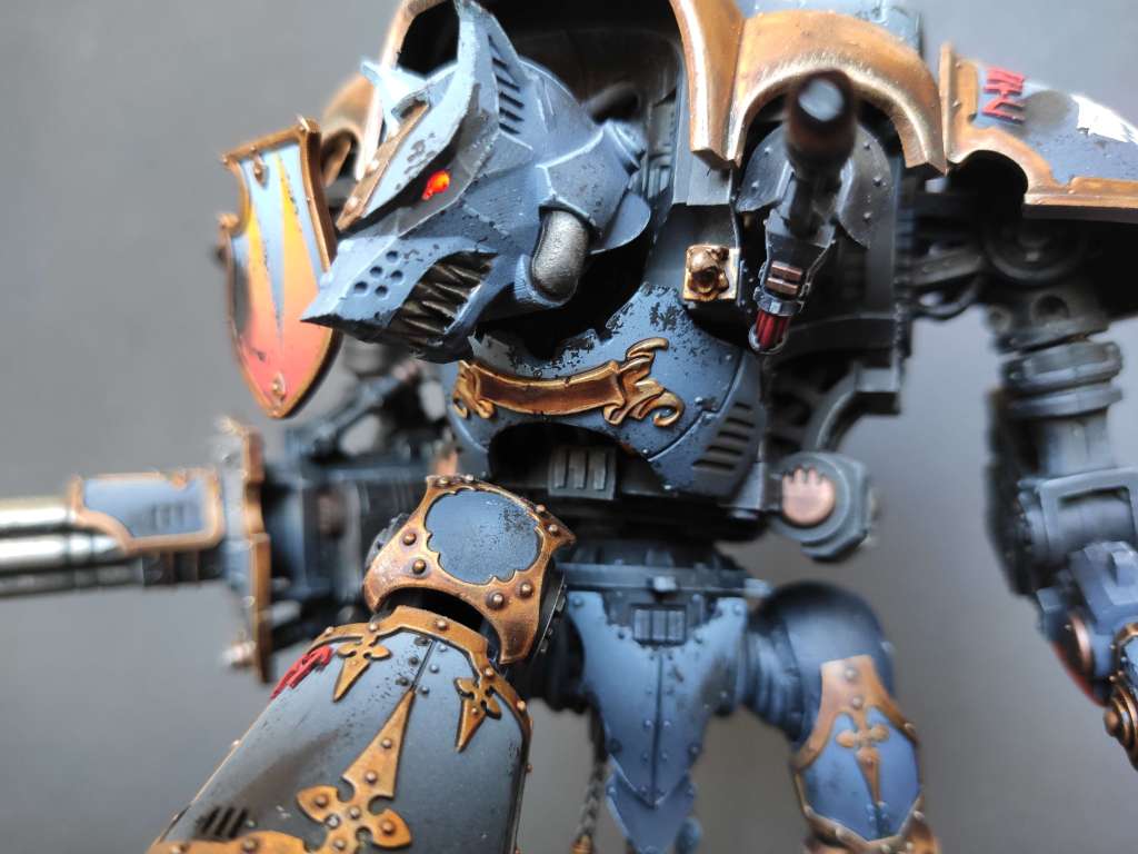 Galerie de photos d'un Imperial Knight Space Wolf avec des micro-leds et module de son enregistrable intégrés, pour le jeu Warhammer 40000