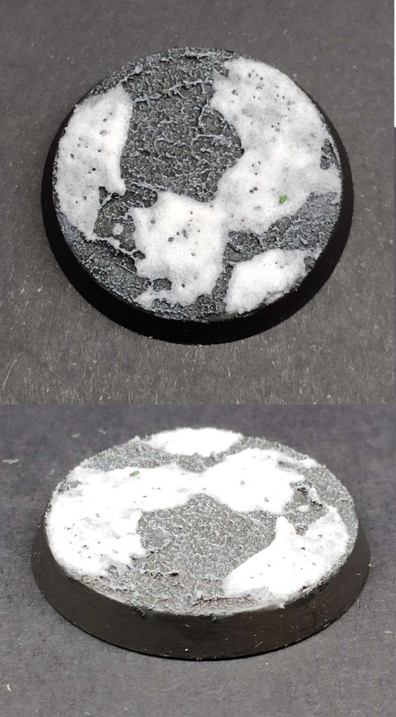 Soclage et socles Terre grise et neige