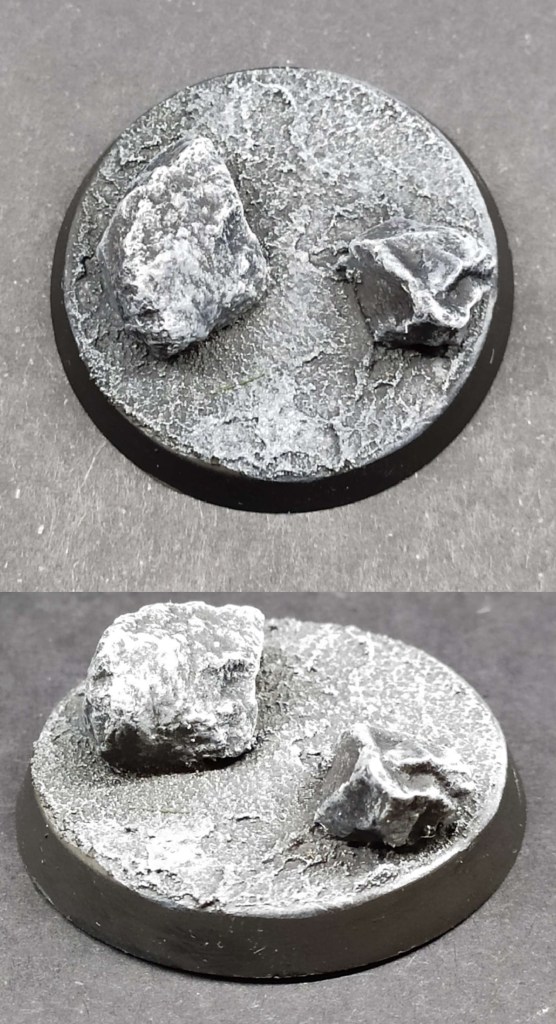 Soclage et socles Terre grise avec rochers