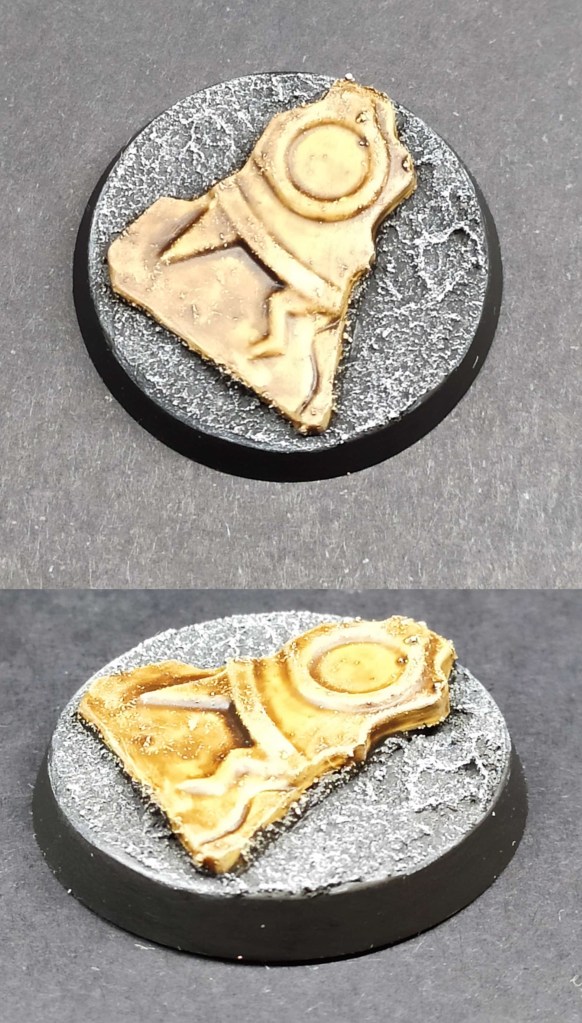 Soclage et socles Terre grise et débris de temple