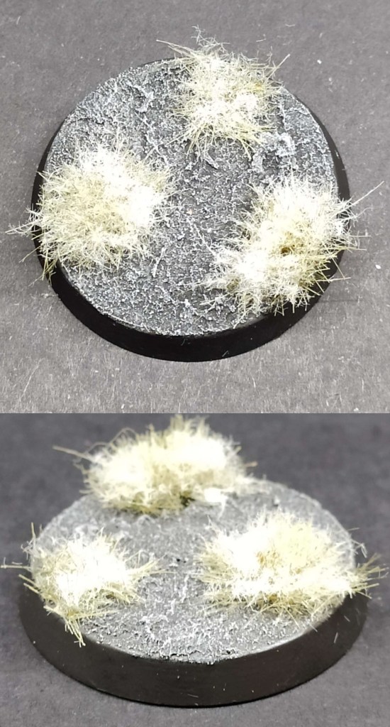 Soclage et socles Terre grise et herbe neigeuse