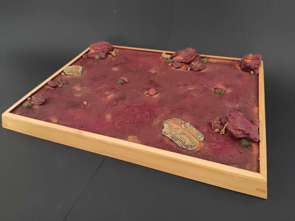 C'est un plateau de présentation des figurines Warhammer pour mettre dans les vitrines