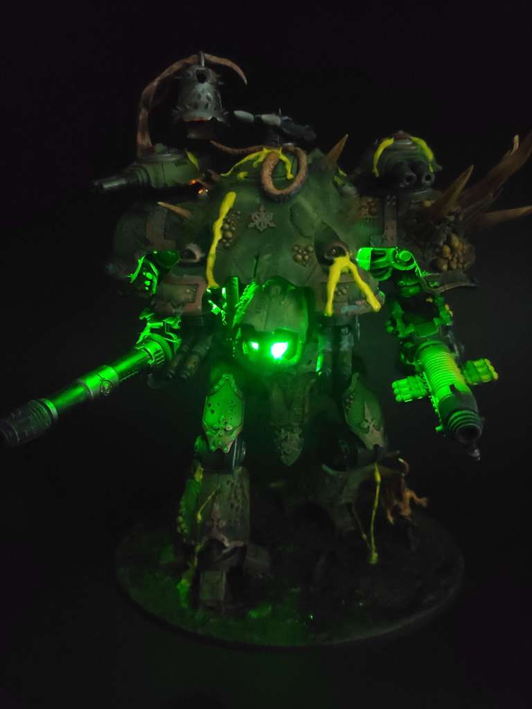 Galerie de photos d'un Chaos Knight Tyrant de Nurgle, avec micro-LEDs intégrées pour le jeu Warhammer 40000