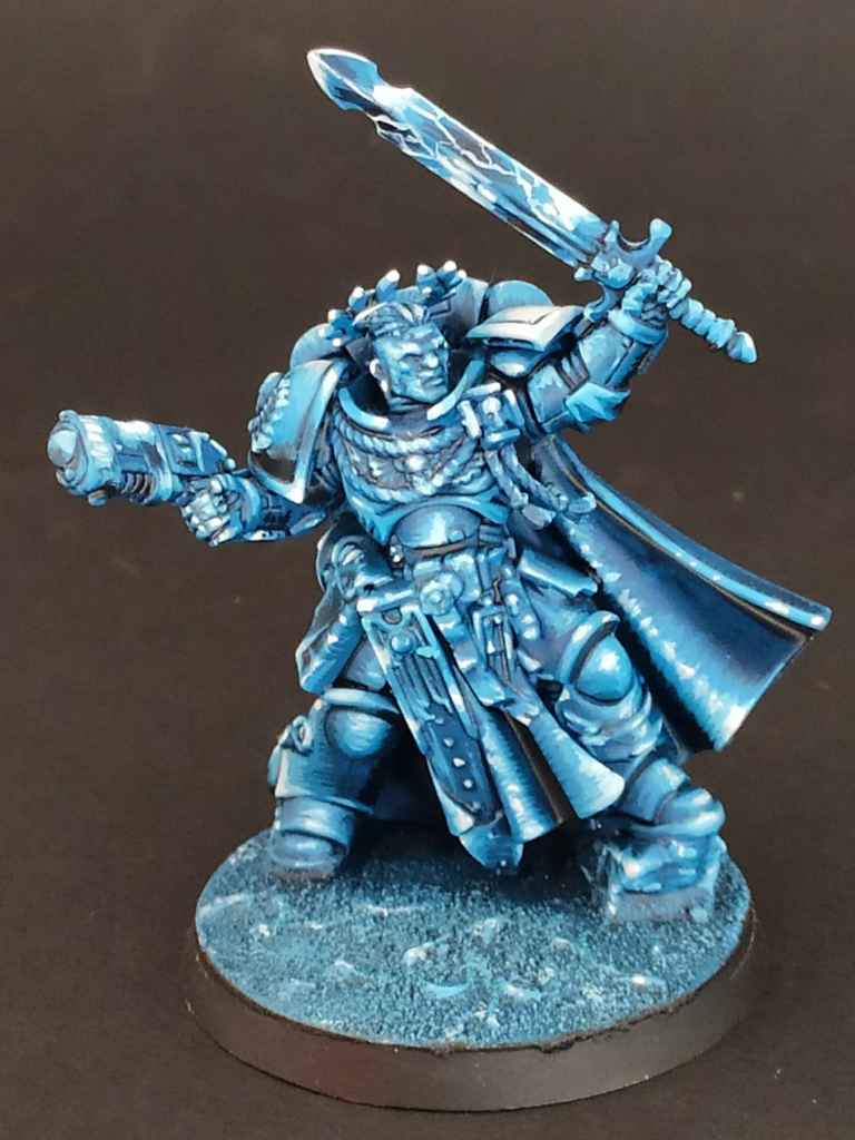 Galerie de photos d'un Space Marines peint en monochrome de bleu pour le jeu Warhammer 40000