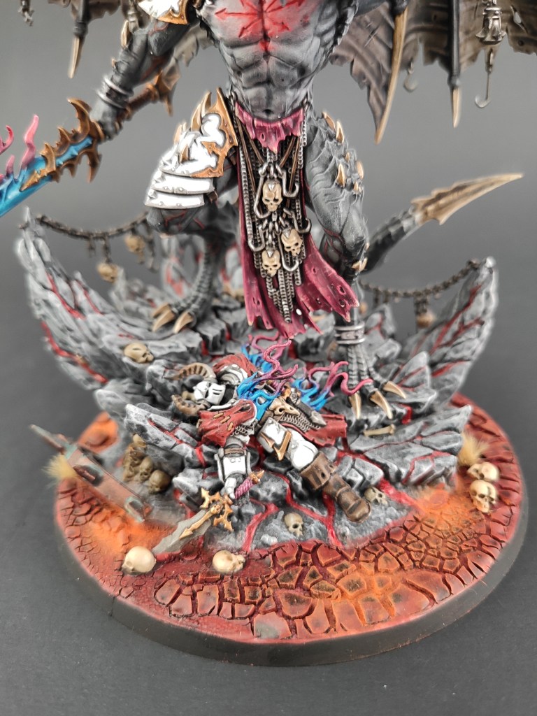 Socle de Be'lakor avec un Guerrier du Chaos mort